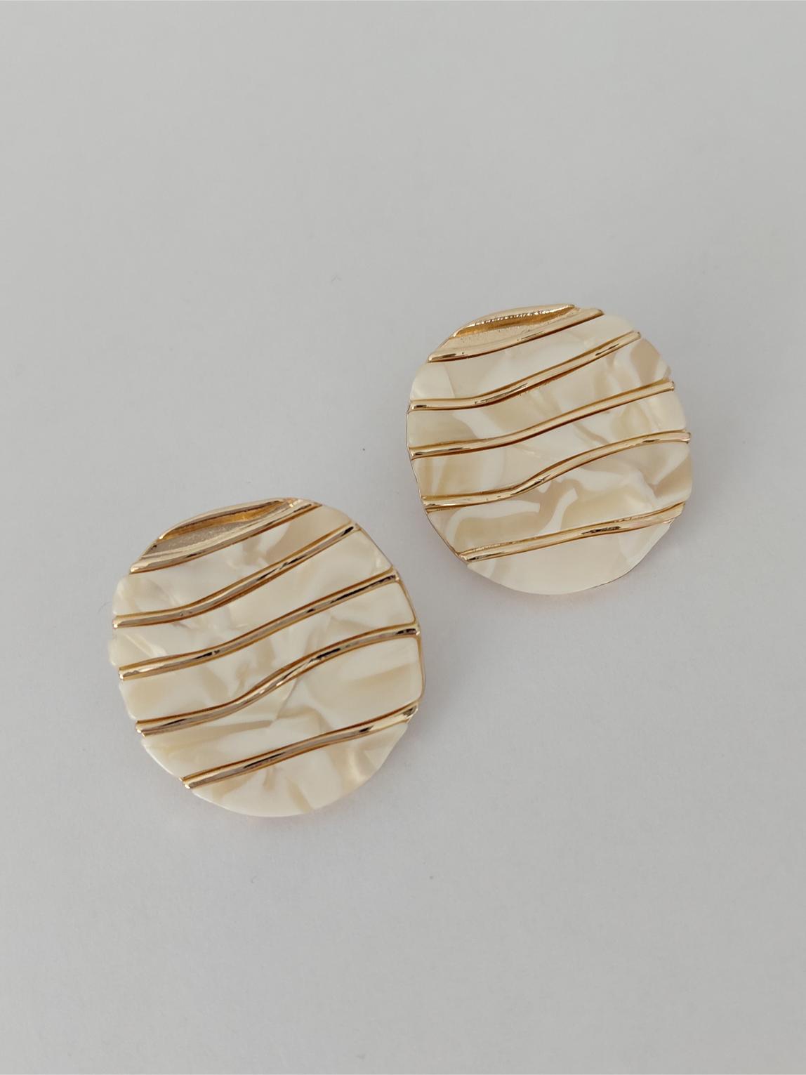 Dalga Desenli Beyaz Sedefli K�pe 