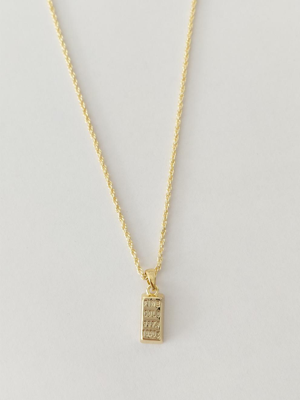 K�l�e Alt�n Detayl� �elik Kolye 